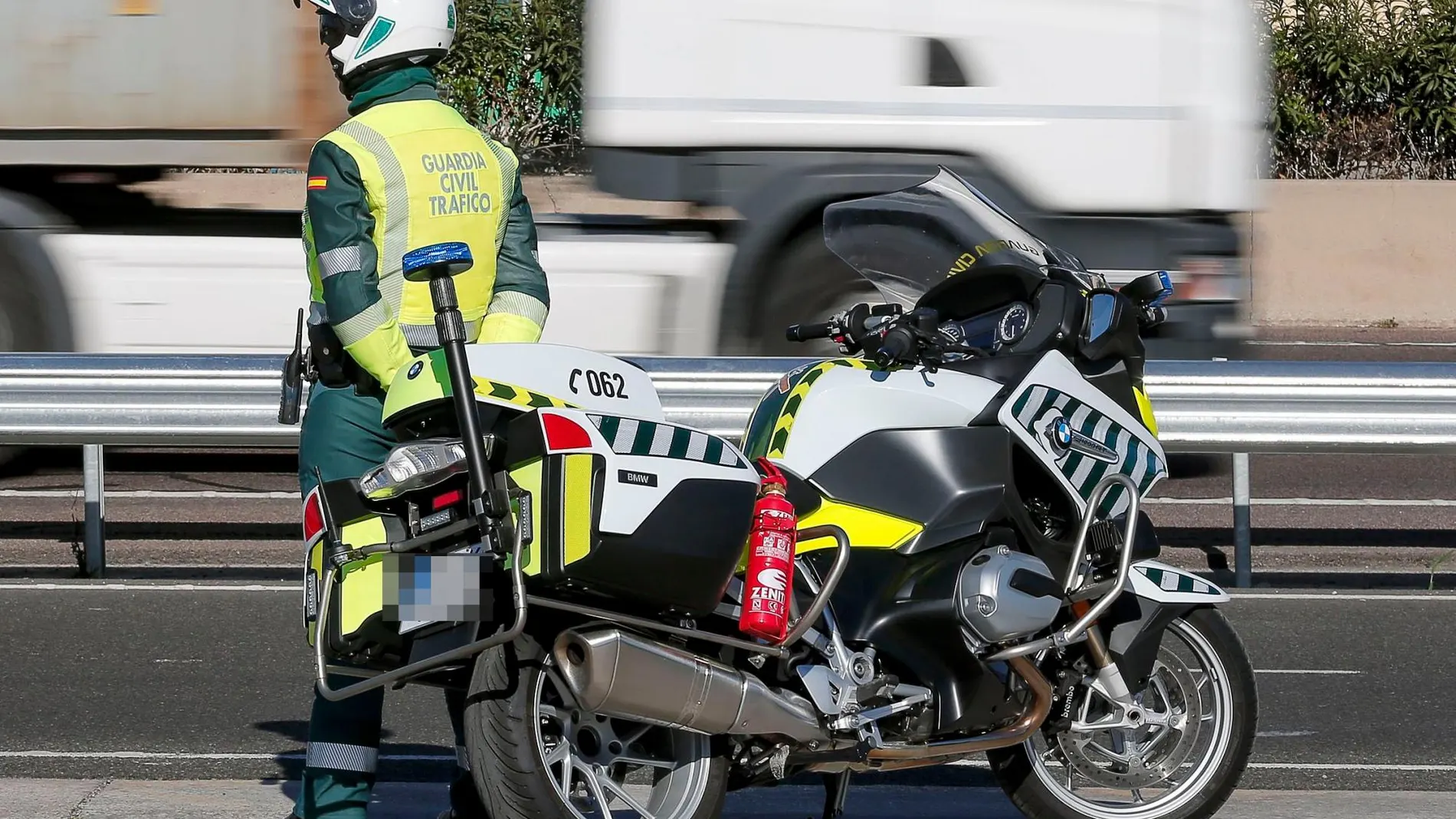 Un agente de la Guardia Civil. EFE/Manuel Bruque