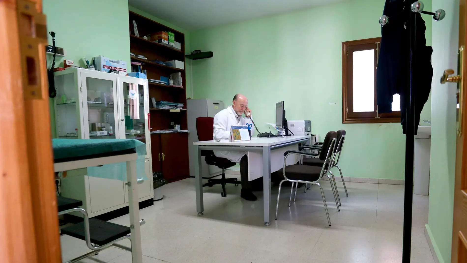 Un médico de Familia en Valladolid atiende una consulta telefónica