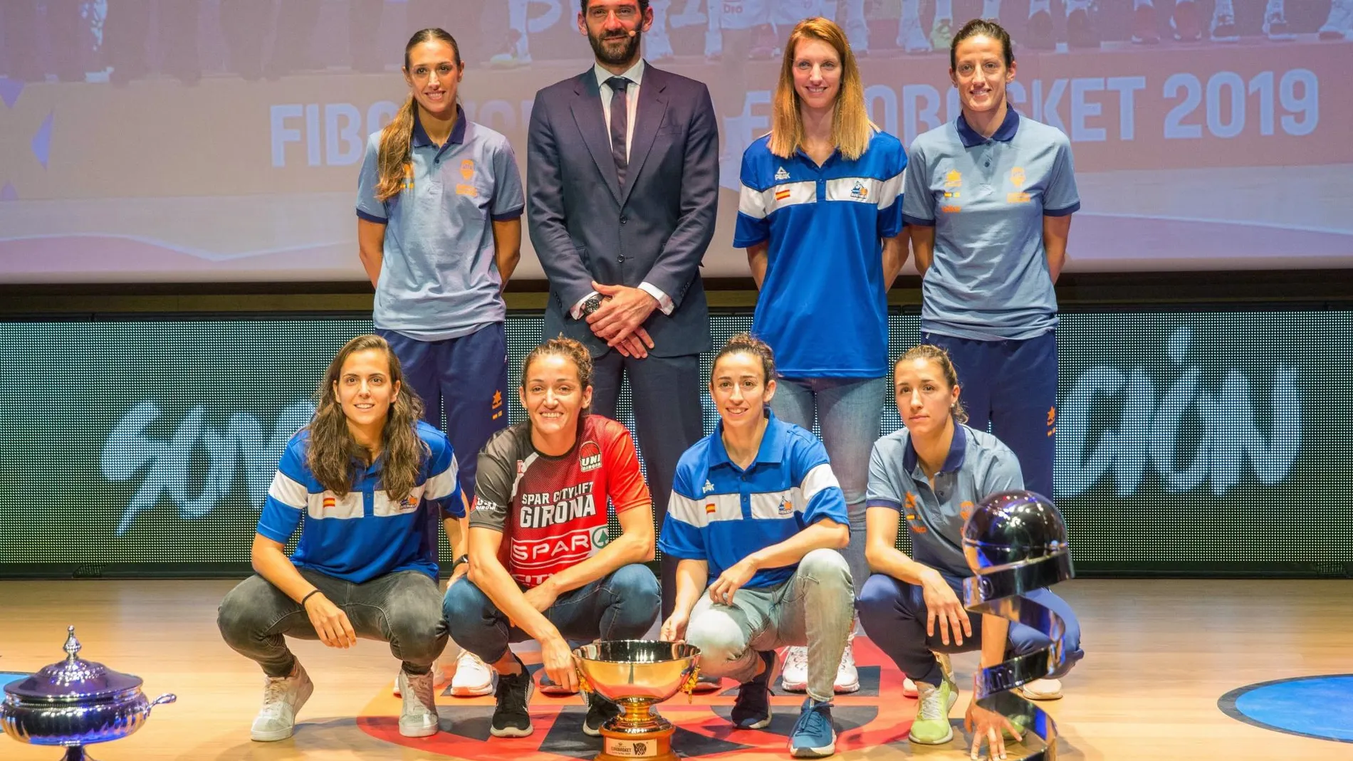 Jorge Garbajosa, presidente de la FEB, junto a las campeonas de Europa que juegan en España