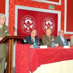 Un instante de la primera jornada de las conferencias conducidas por el Coronel Fontana de Grassa y que inauguraba el General Miguel Alonso Baquer