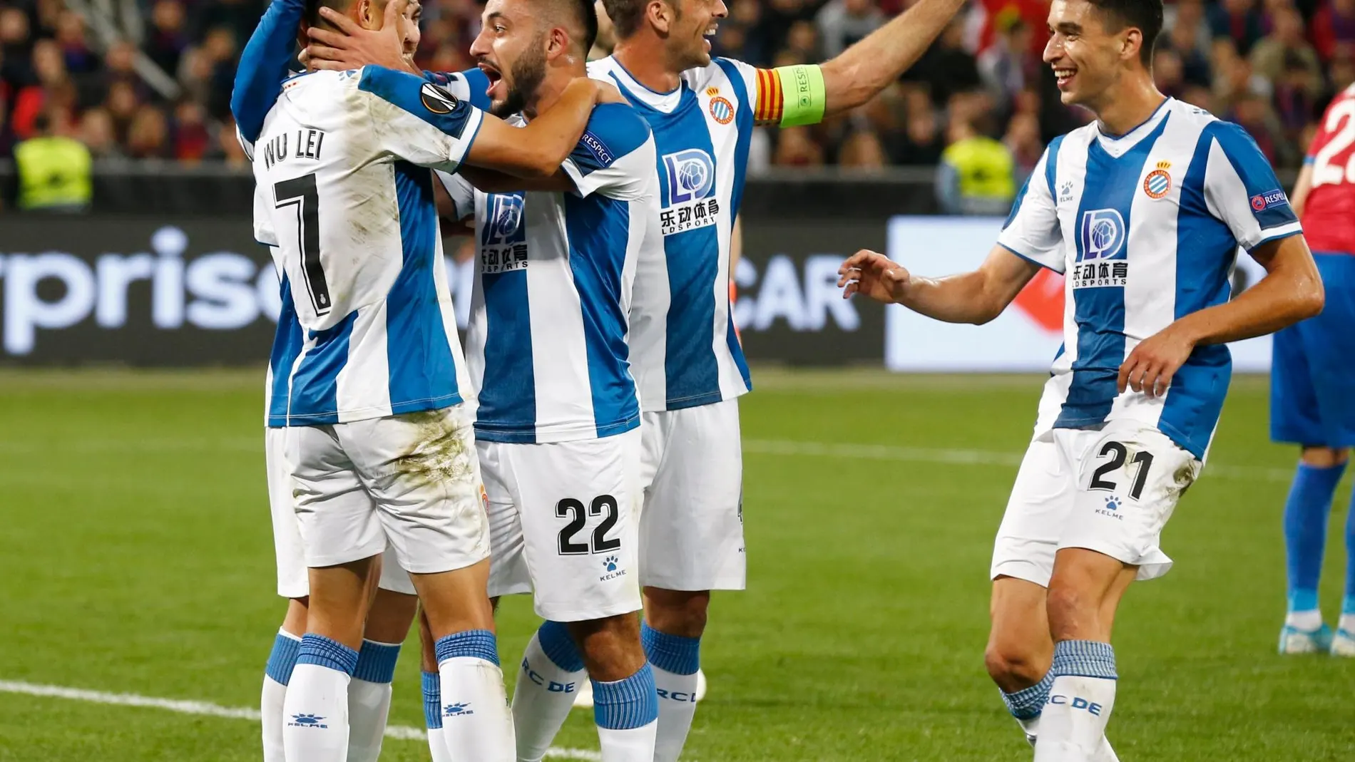 Los jugadores del Espanyol celebran el gol de Wu Lei