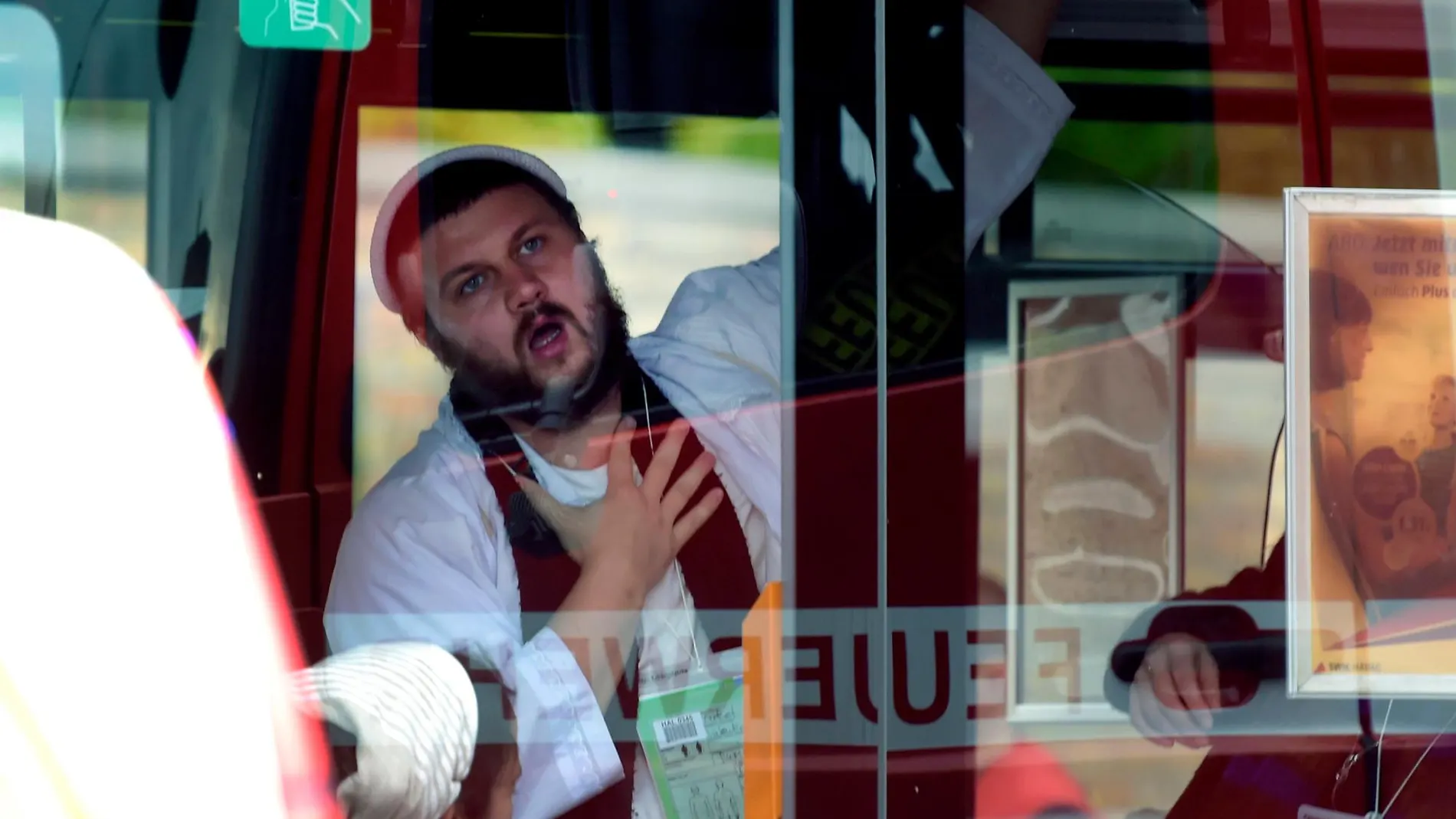 Un hombre es escoltado por la Policía en un autobús desde el cementerio y la sinagoga atacados, en Halle/ AP