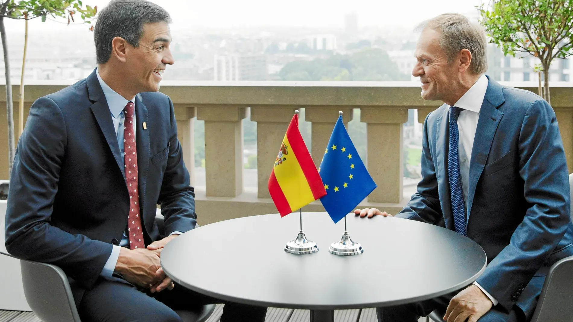 Pedro Sánchez dialoga con Donald Tusk en Bruselas / Ap