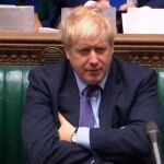 Boris Johnson escucha a Jeremy Corbyn, líder del Partido Laborista, en la sesión de este martes en el Parlamento británico/Efe