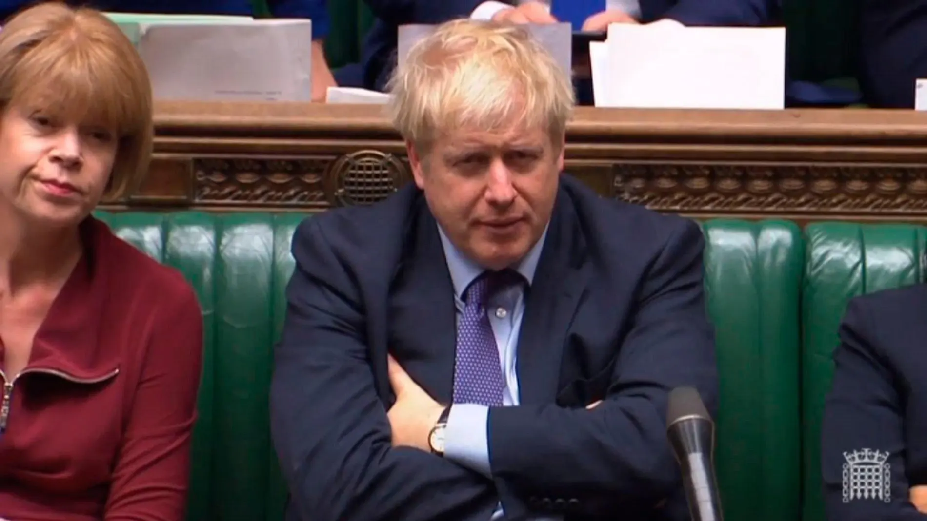 Boris Johnson escucha a Jeremy Corbyn, líder del Partido Laborista, en la sesión de este martes en el Parlamento británico/Efe