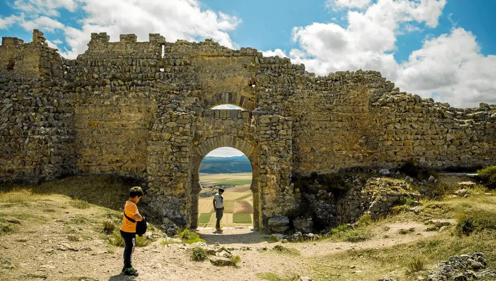 Gormaz es la fortaleza califal más grande de toda Europa, con un perímetro amurallado de 450 metros de largo y 63 de anchura. Foto: Alberto R. Roldán