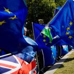 Banderas de la UE junto a una bandera de Reino Unido en una manifestación en Londres/EFE