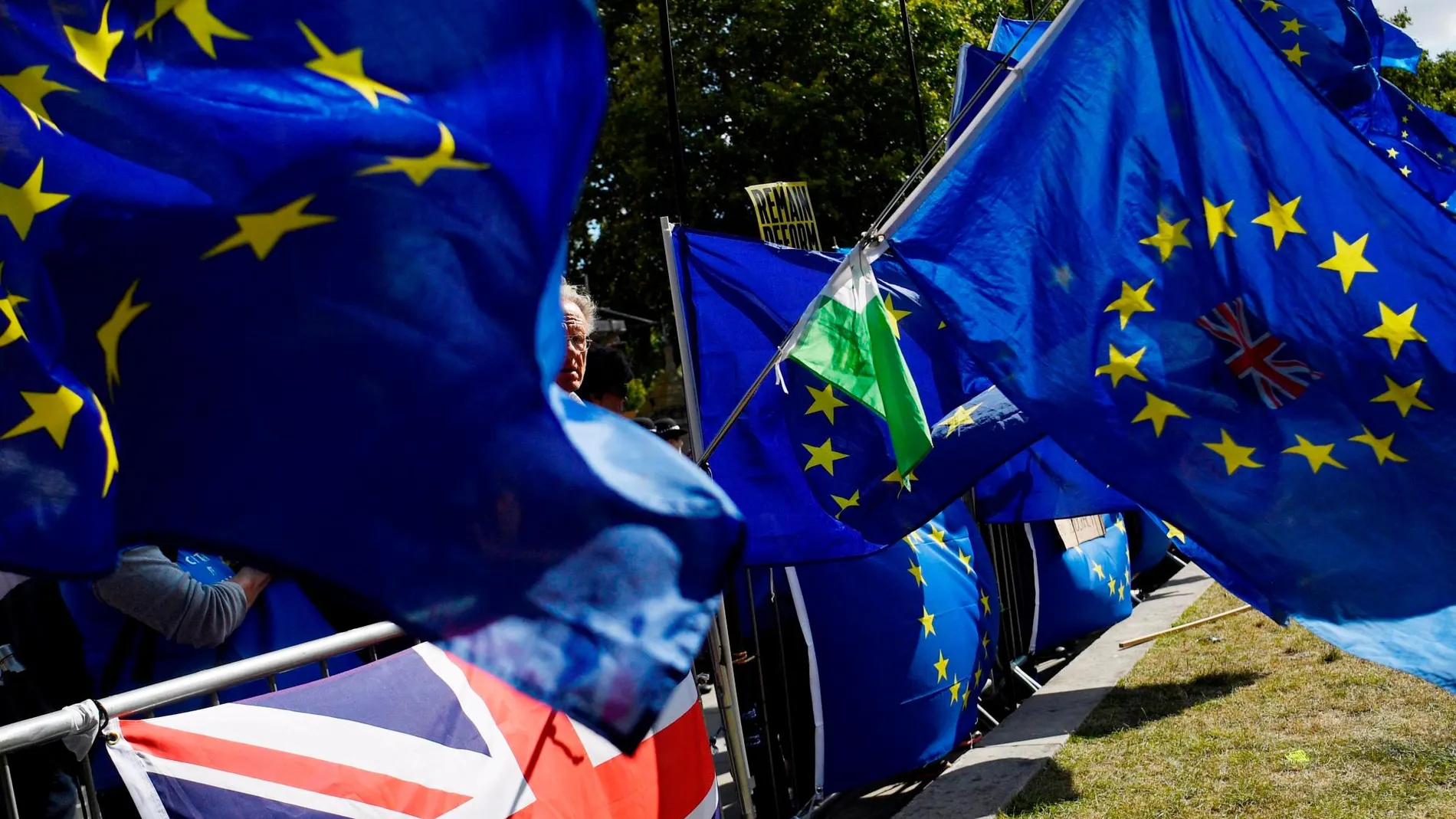 Banderas de la UE junto a una bandera de Reino Unido en una manifestación en Londres/EFE