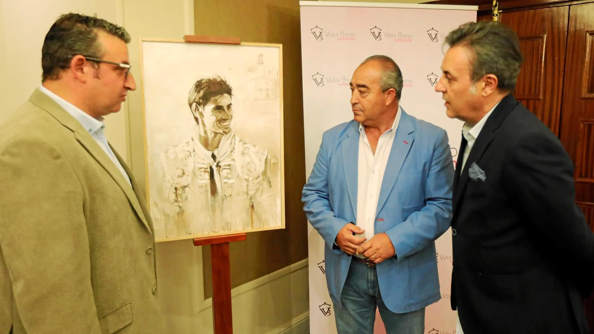 José Ribagorda, el Alcalde de Villaseca y Sergio Miguel junto al cartel. Foto: Rubén Mondelo