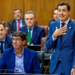 El presidente de la Junta, Juanma Moreno, durante su intervención en la sesión de control al Gobierno /Foto: EFE