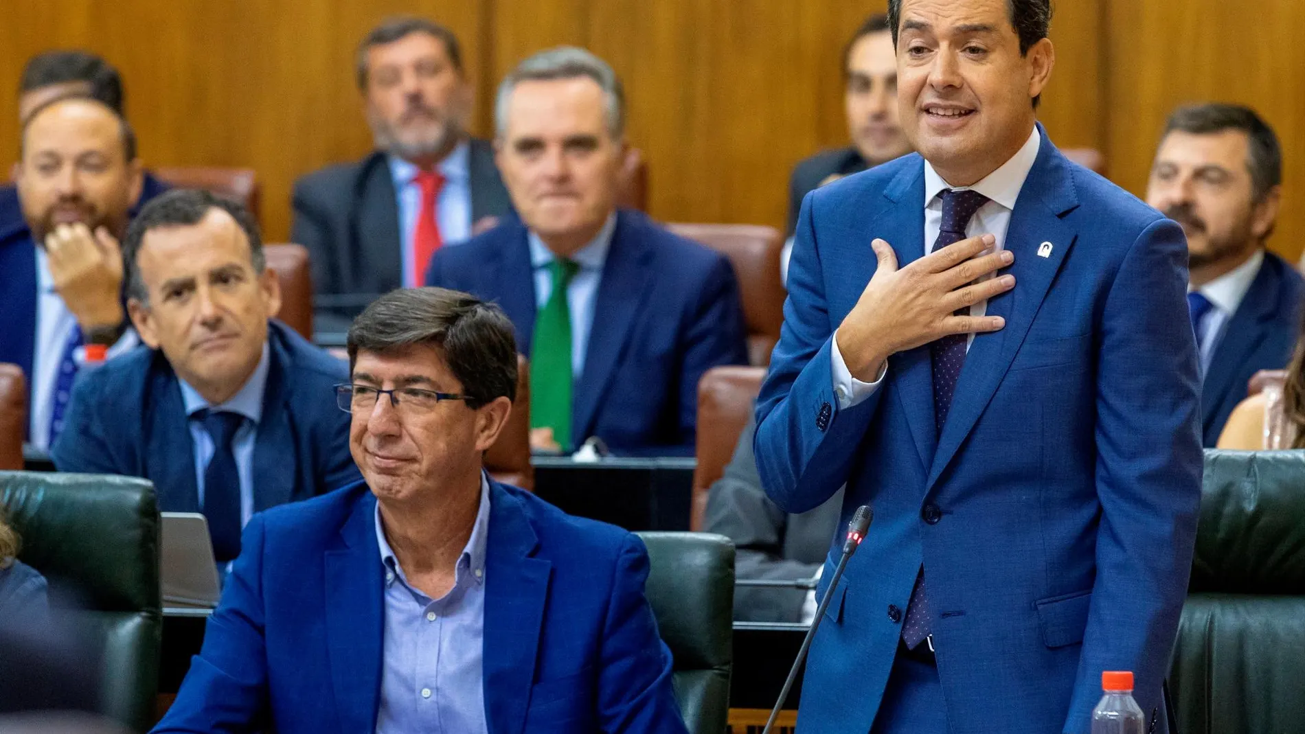 El presidente de la Junta, Juanma Moreno, durante su intervención en la sesión de control al Gobierno /Foto: EFE