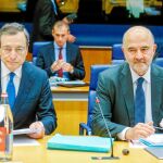 El presidente del BCE, Mario Draghi, junto al comisario europeo de asuntos económicos, Pierre Moscovici, ayer, al inicio de la reunión del Eurogrupo en Luxemburgo