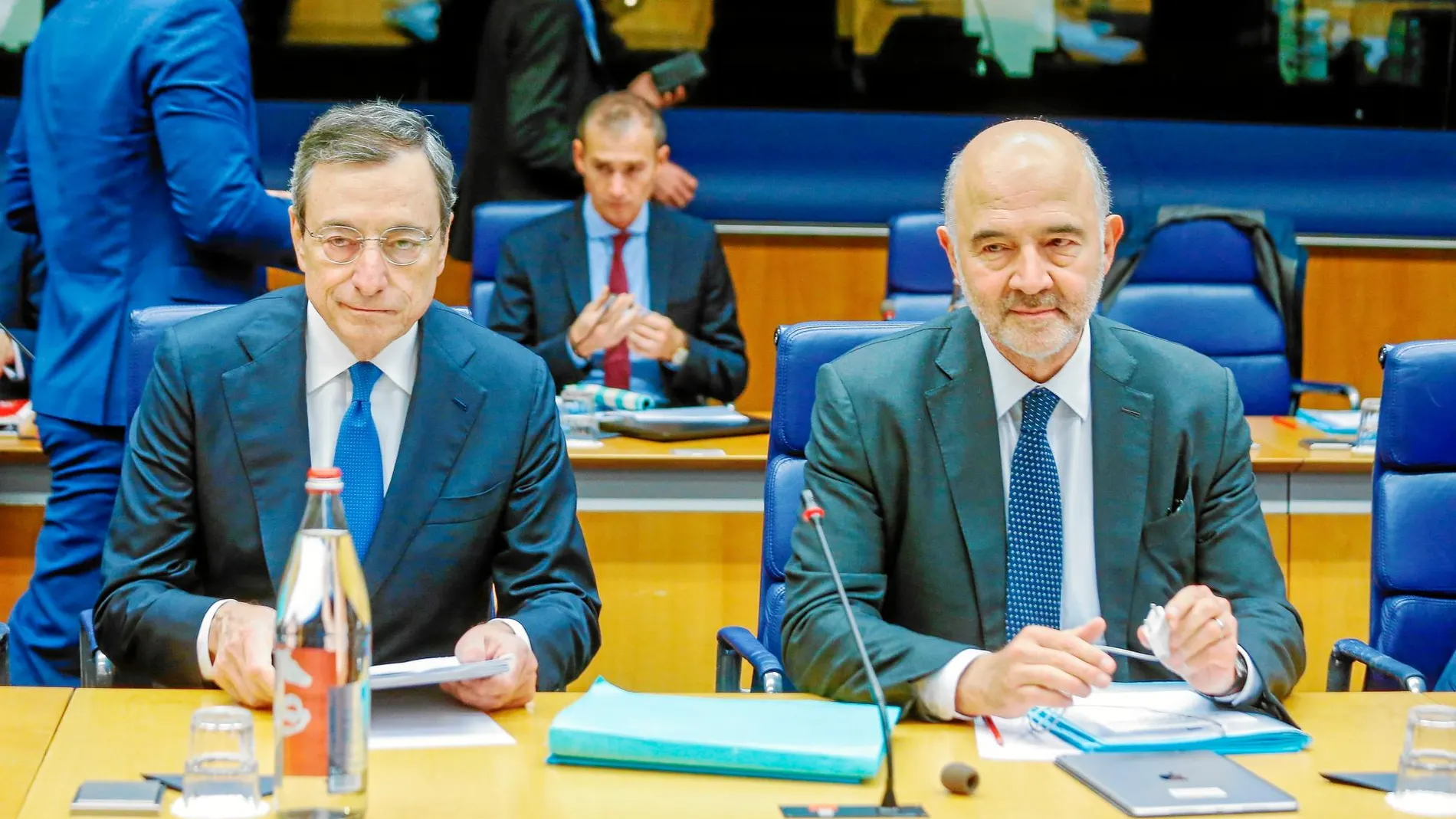 El presidente del BCE, Mario Draghi, junto al comisario europeo de asuntos económicos, Pierre Moscovici, ayer, al inicio de la reunión del Eurogrupo en Luxemburgo