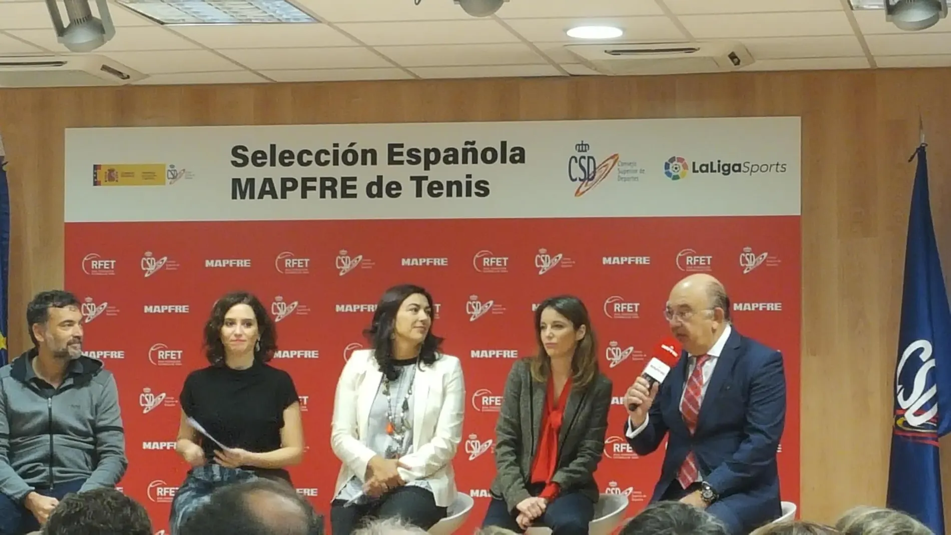 Sergi Bruguera, Díaz Ayuso, María José Rienda, Andrea Levy y Miguel Díaz en la presentación del equipo de la Copa Davis