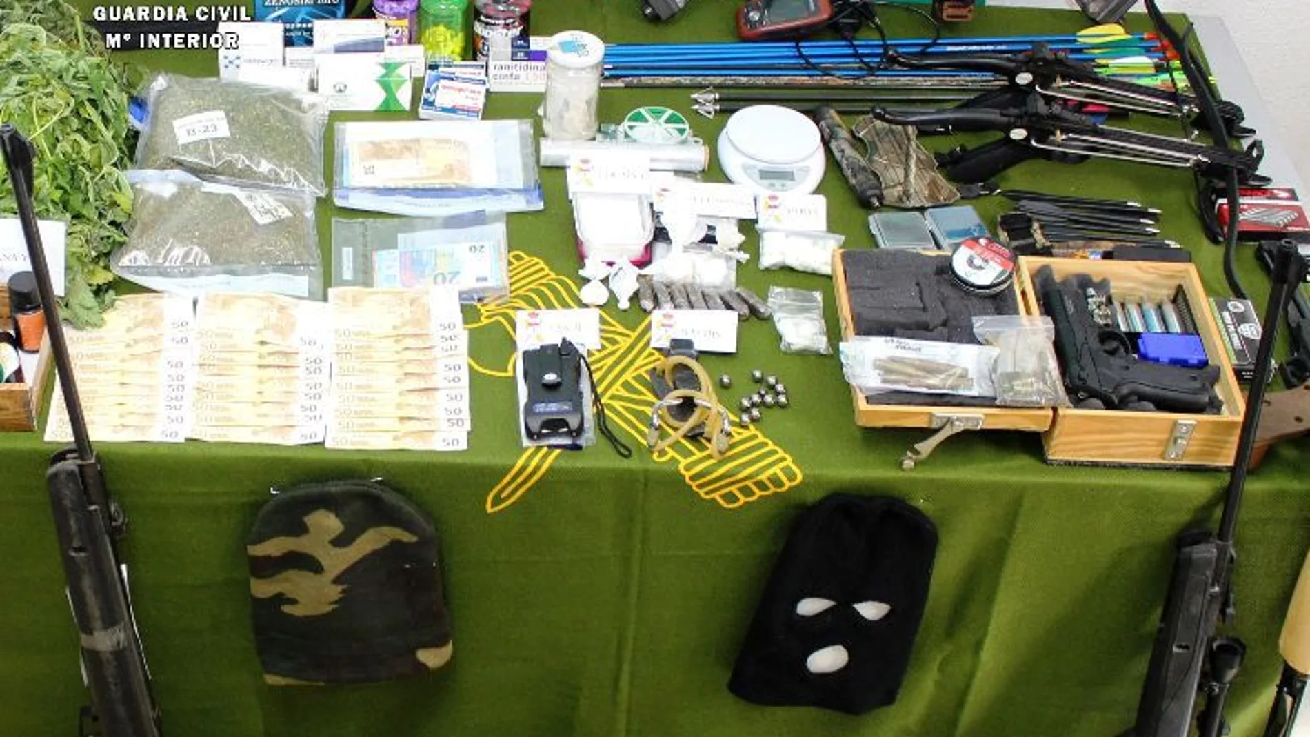 Material incautado por la Guardia Civil de Zamora a diez personas detenidas por la venta de droga