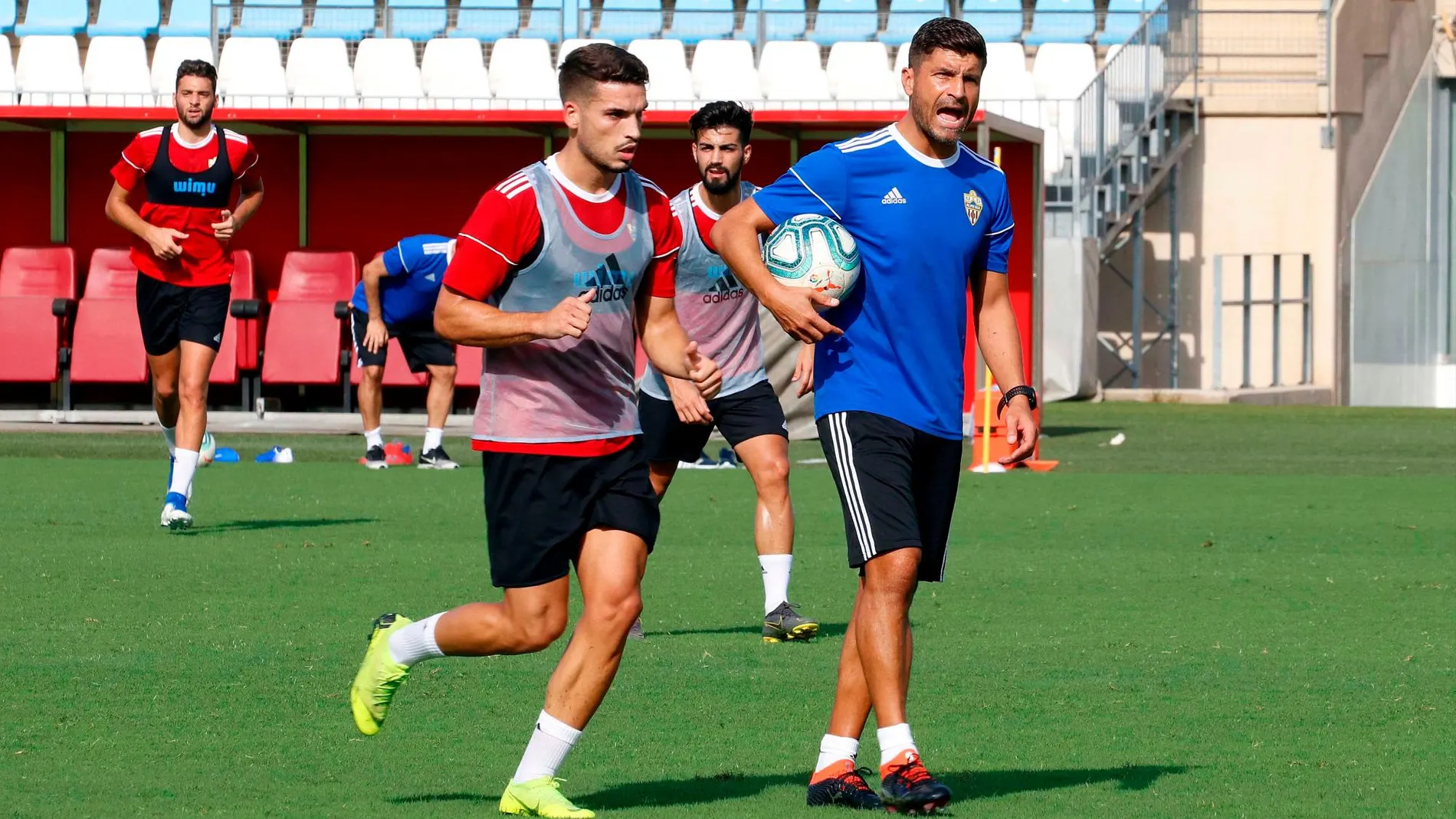 El portugués Pedro Enmanuel (d) nuevo entrenador de la UD Almería, este lunes, durante su primer entrenamiento con el equipo tras la llegada del nuevo dueño el jeque árabe, Turki Al-Sheikh / Foto: Efe