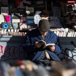 Imagen de archivo de un jubilado leyendo un libro en una feria dedicada a la literatura