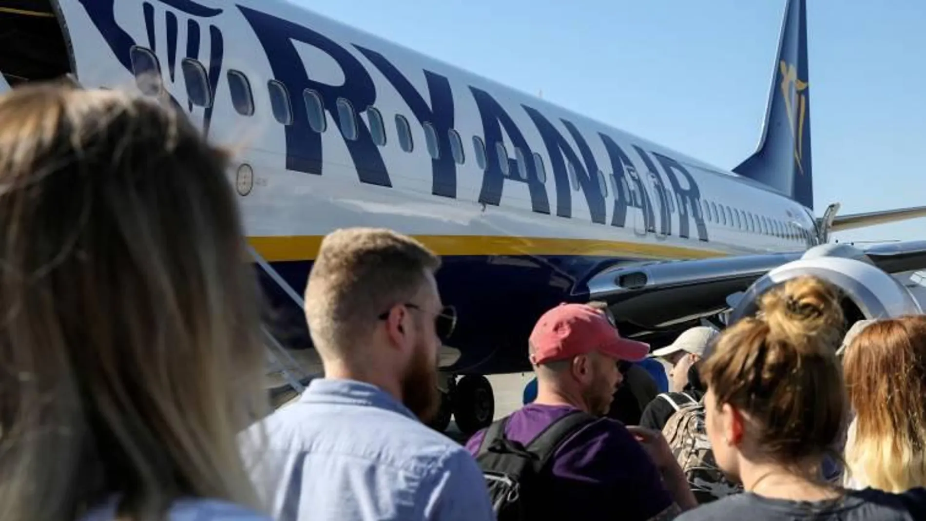 Pasajeros a la espera de embarcar en un vuelo de Ryanair
