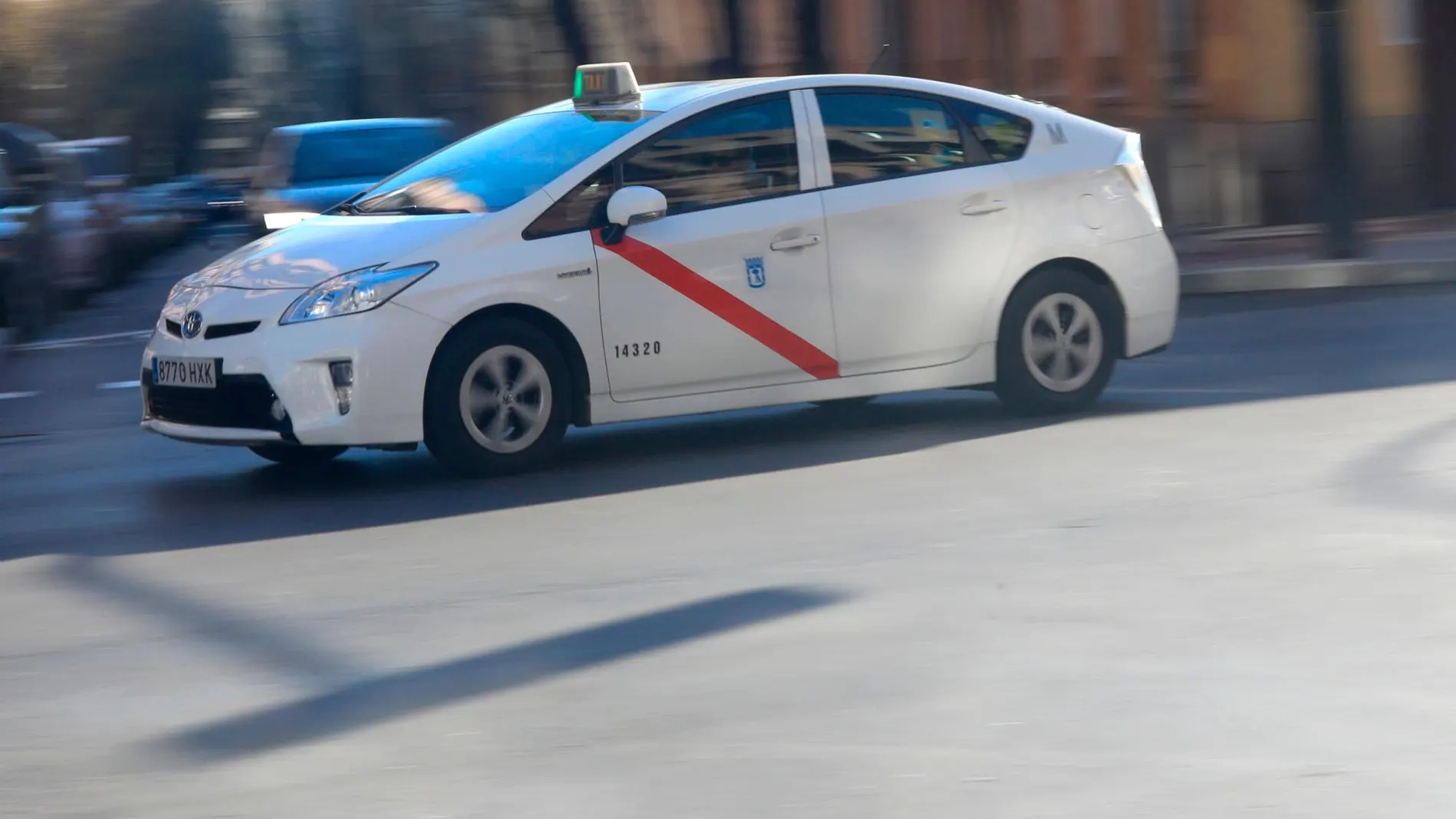 Imagen de archivo de un taxi circulando por Madrid