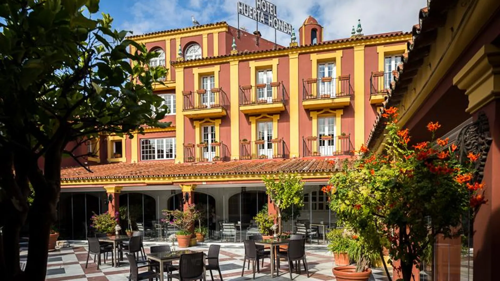 El espacio ajardinado está decorado por Victoria De Borbón Dos Sicilias | Hotel Huerta Honda