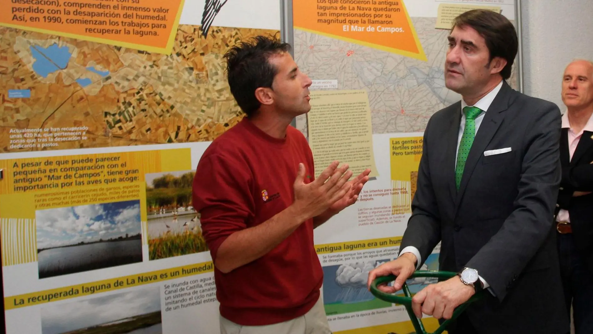 El consejero de Fomento y Medio Ambiente, Juan Carlos Suárez-Quiñones, visita la palentina Casa del Parque de Fuentes de Nava