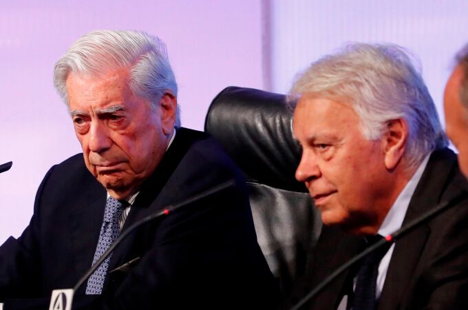 El expresidente del Gobierno Felipe González (d) y el escritor Mario Vargas Llosa durante su participación en un debate celebrado este lunes en Casa América