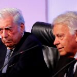 El expresidente del Gobierno Felipe González (d) y el escritor Mario Vargas Llosa durante su participación en un debate celebrado este lunes en Casa América