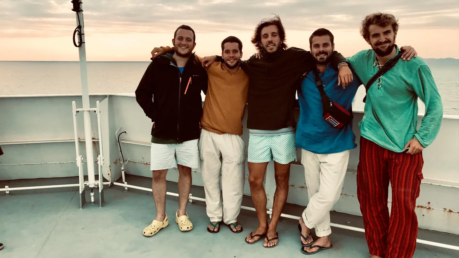 Los cinco amigos embarcados en este curioso viaje