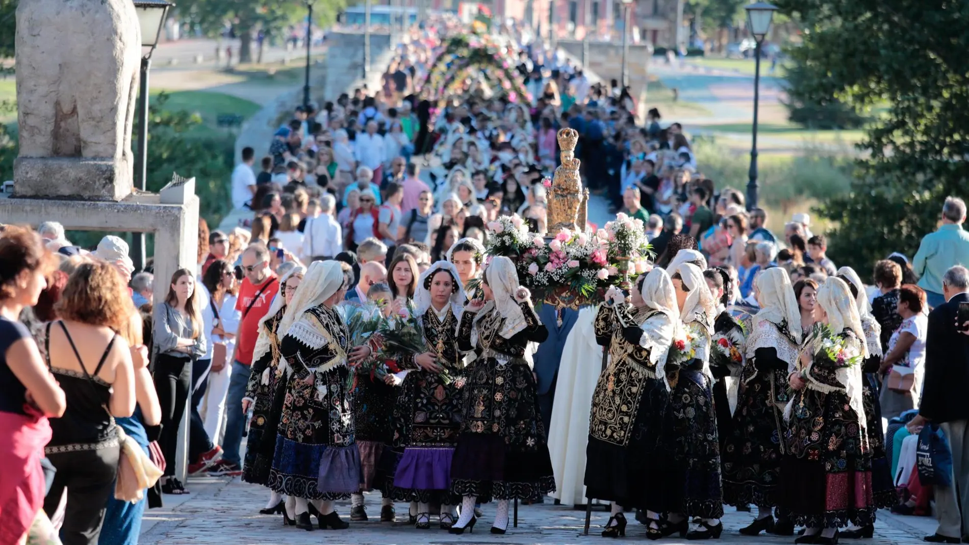 Tradicional ofrenda floral a la Virgen De la Vega