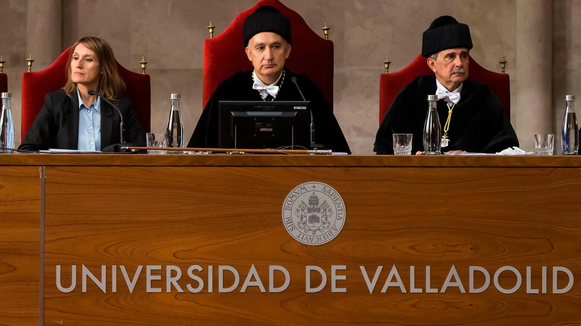 En la imagen de arriba los rectores de la Universidad de Valladolid y León, Antonio Largo y Juan Francisco García, junto a la consejera de Educación, Rocío Lucas