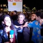 Fotograma del vídeo donde se ve a la periodista de Telecinco sufrir la agresión a manos de los asistentes al 1-O