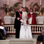 El Rey Felipe VI encendiendo una vela durante la confirmación de Ingrid Alexandra