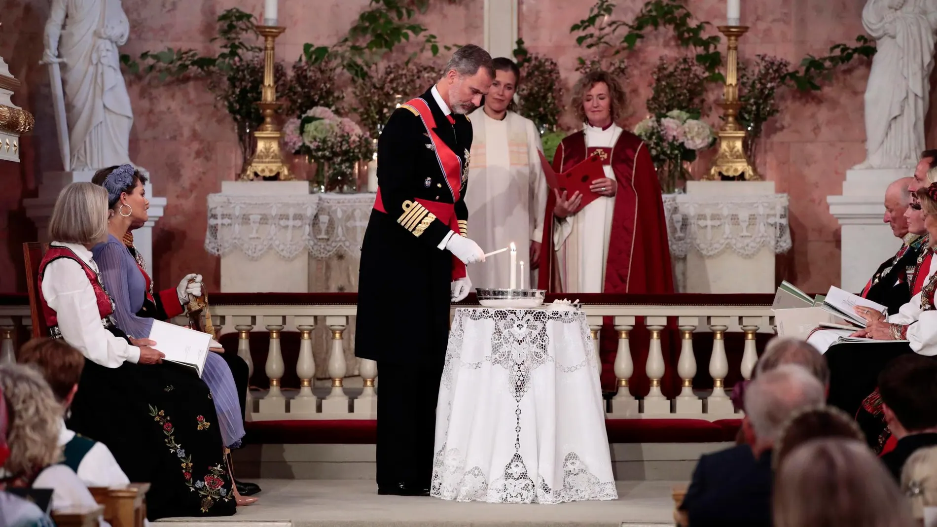 El Rey Felipe VI encendiendo una vela durante la confirmación de Ingrid Alexandra