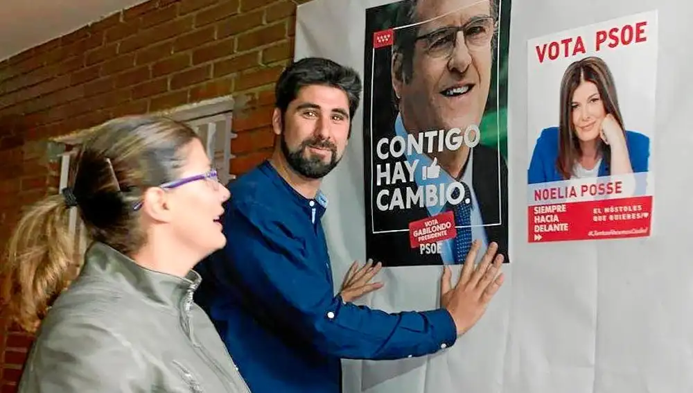 Noelia Posse durante uno de los actos de pegada de carteles de la última campaña electoral con Alejandro Martín, concejal de Cultura.
