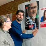 Noelia Posse durante uno de los actos de pegada de carteles de la última campaña electoral con Alejandro Martín, concejal de Cultura.