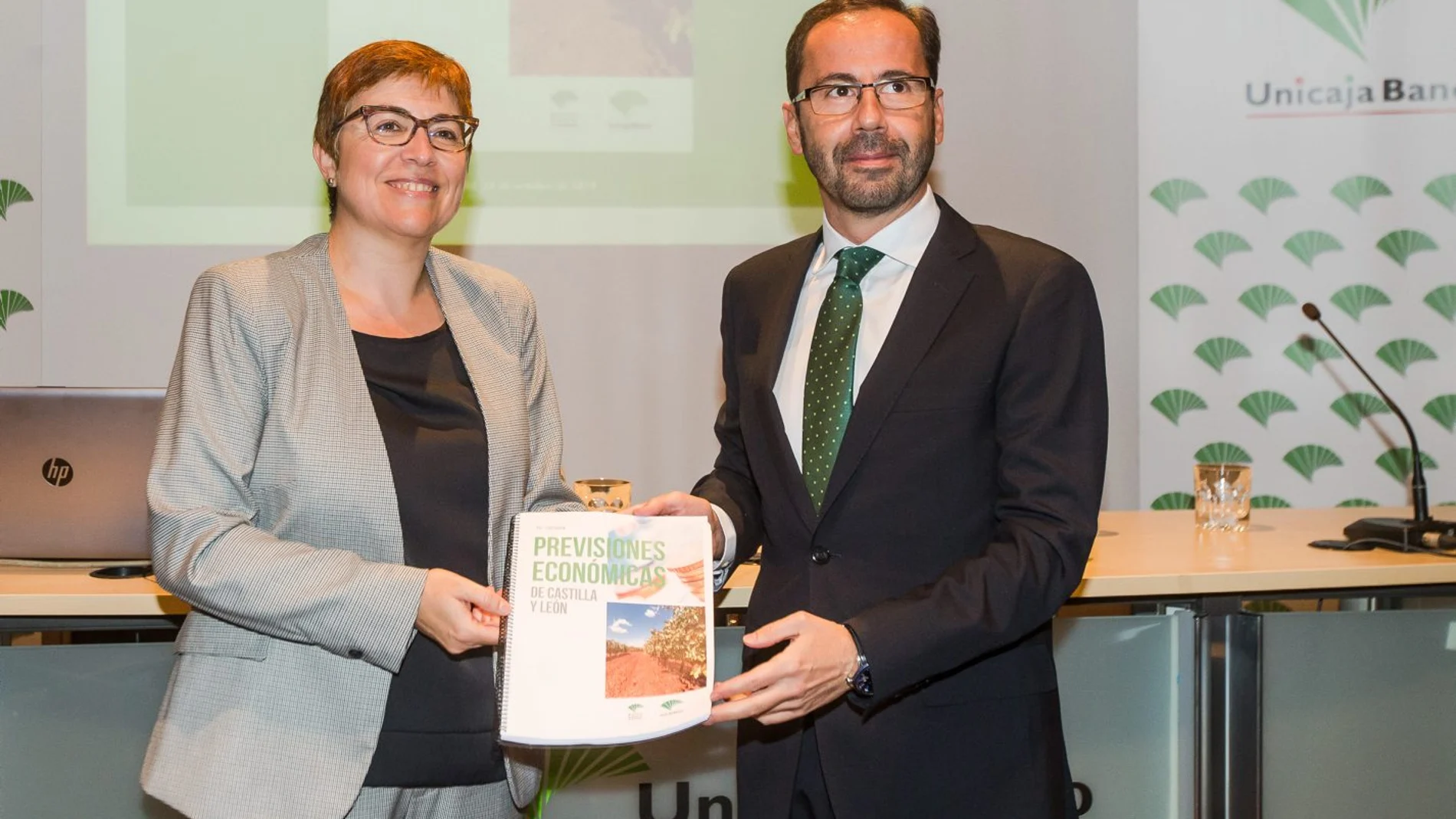 El responsable comercial de Unicaja Banco en Valladolid, Alberto López, y la coordinadora del informe, Felisa Becerra