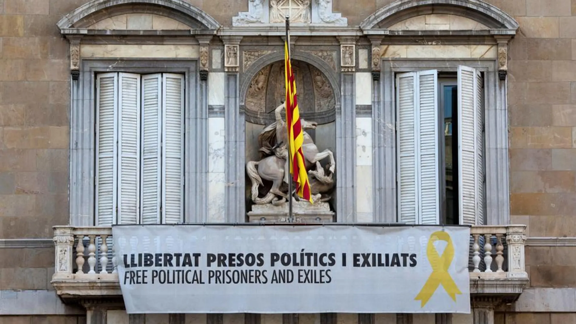 Las pancartas en la fachada de la Generalitat