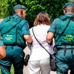 La Guardia Civil deteniendo a la mujer que presumiblemente iba a atentar en Santiago de Compostela