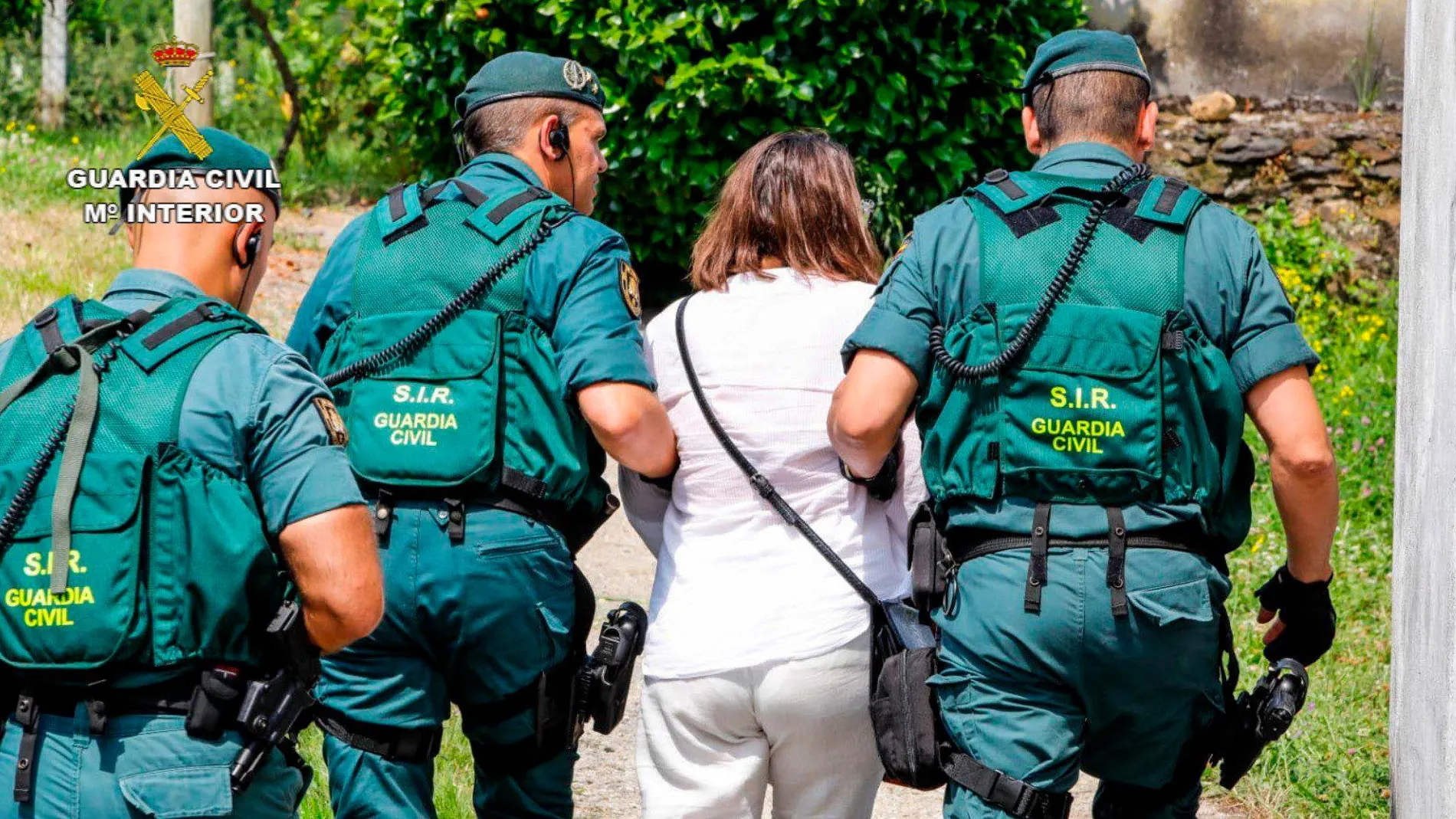 La Guardia Civil deteniendo a la mujer que presumiblemente iba a atentar en Santiago de Compostela