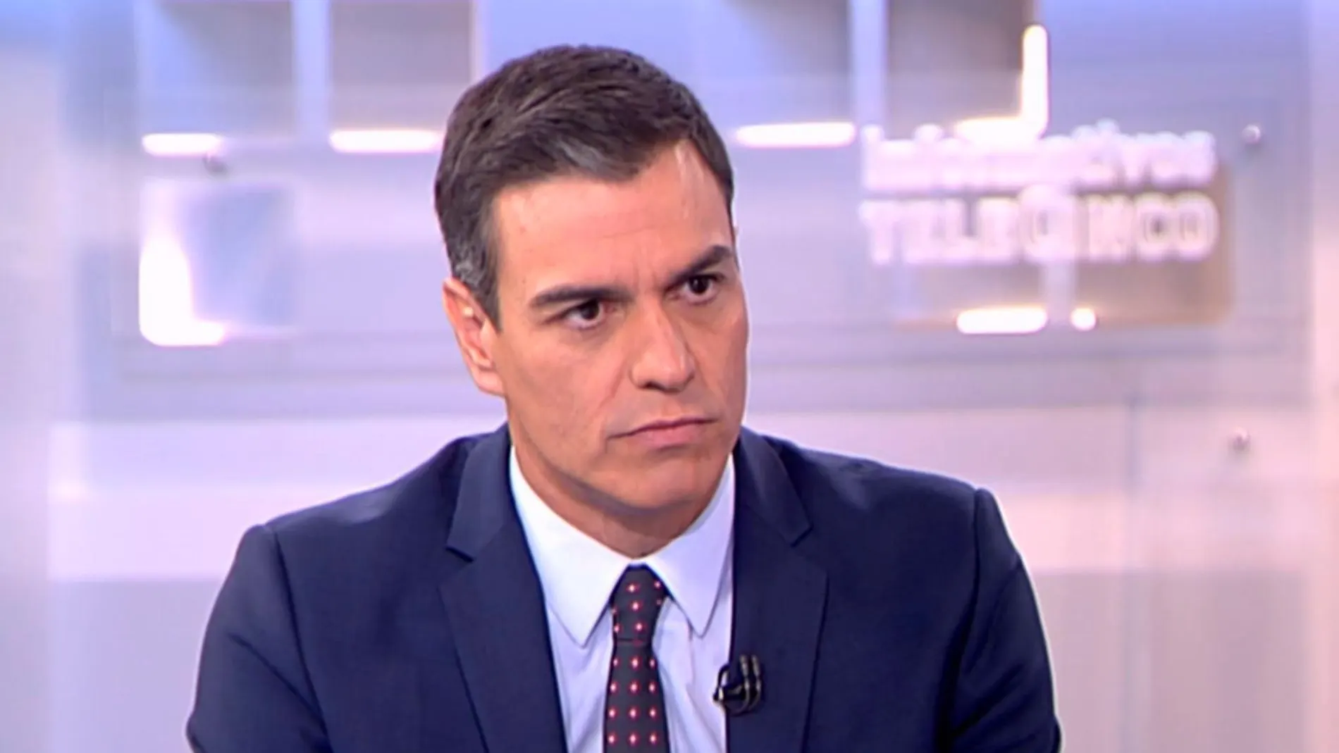 Pedro Sánchez hoy en un momento de la entrevista. (Foto: Telecinco)