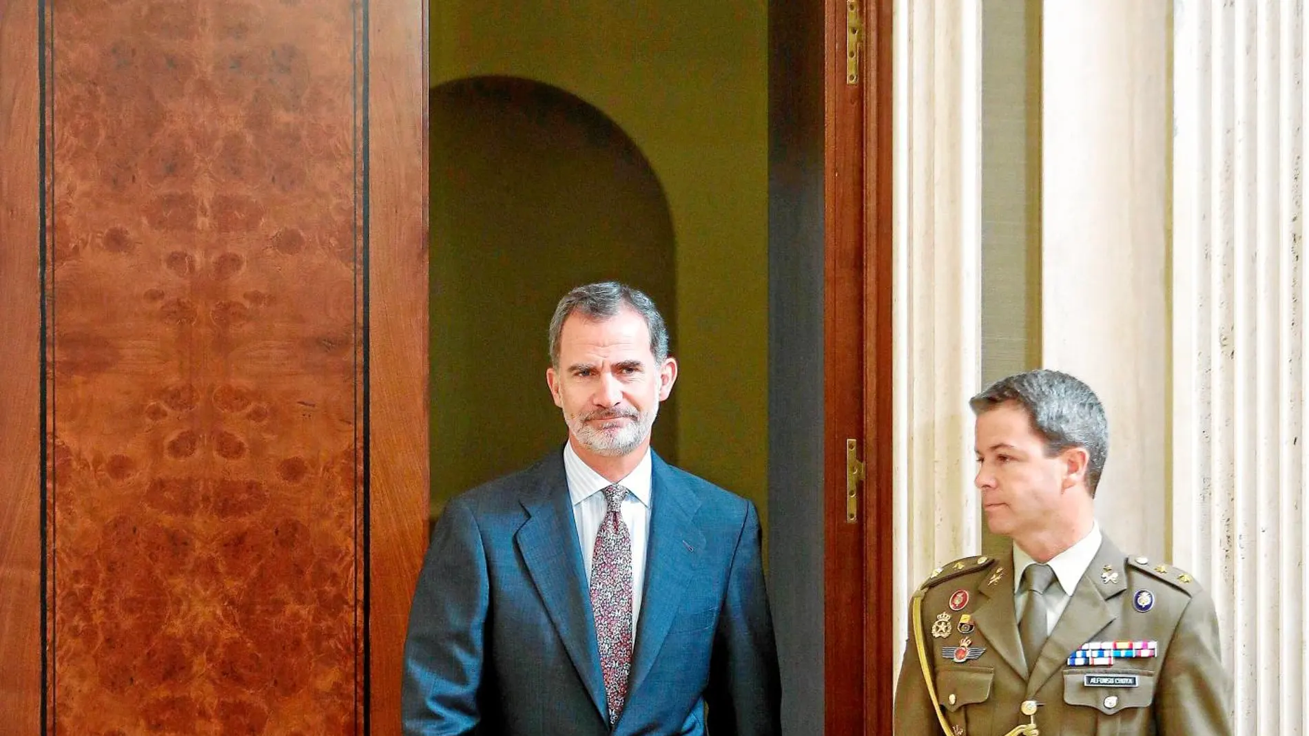 Felipe VI en el Palacio de la Zarzuela, ayer, antes de recibir una audiencia / Efe