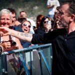 El actor y director británico Tim Roth (d) conversa con varios seguidores, este sábado en el Festival de Cine de San Sebastián. EFE/Javier Etxezarreta