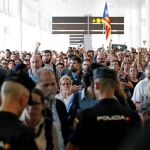 Manifestantes secesionistas, ayer, en el aeropuerto de El Prat