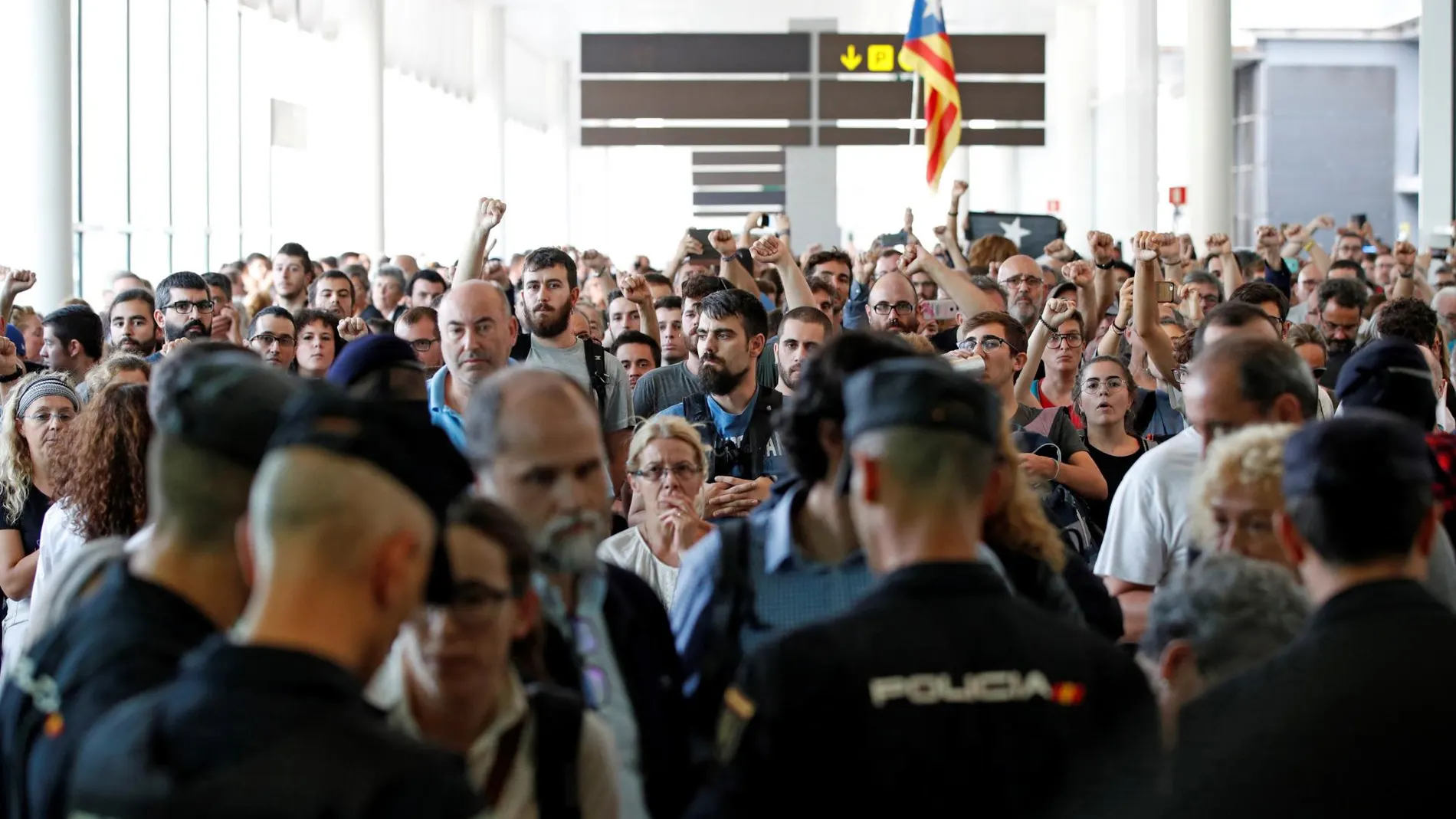 Manifestantes secesionistas, ayer, en el aeropuerto de El Prat