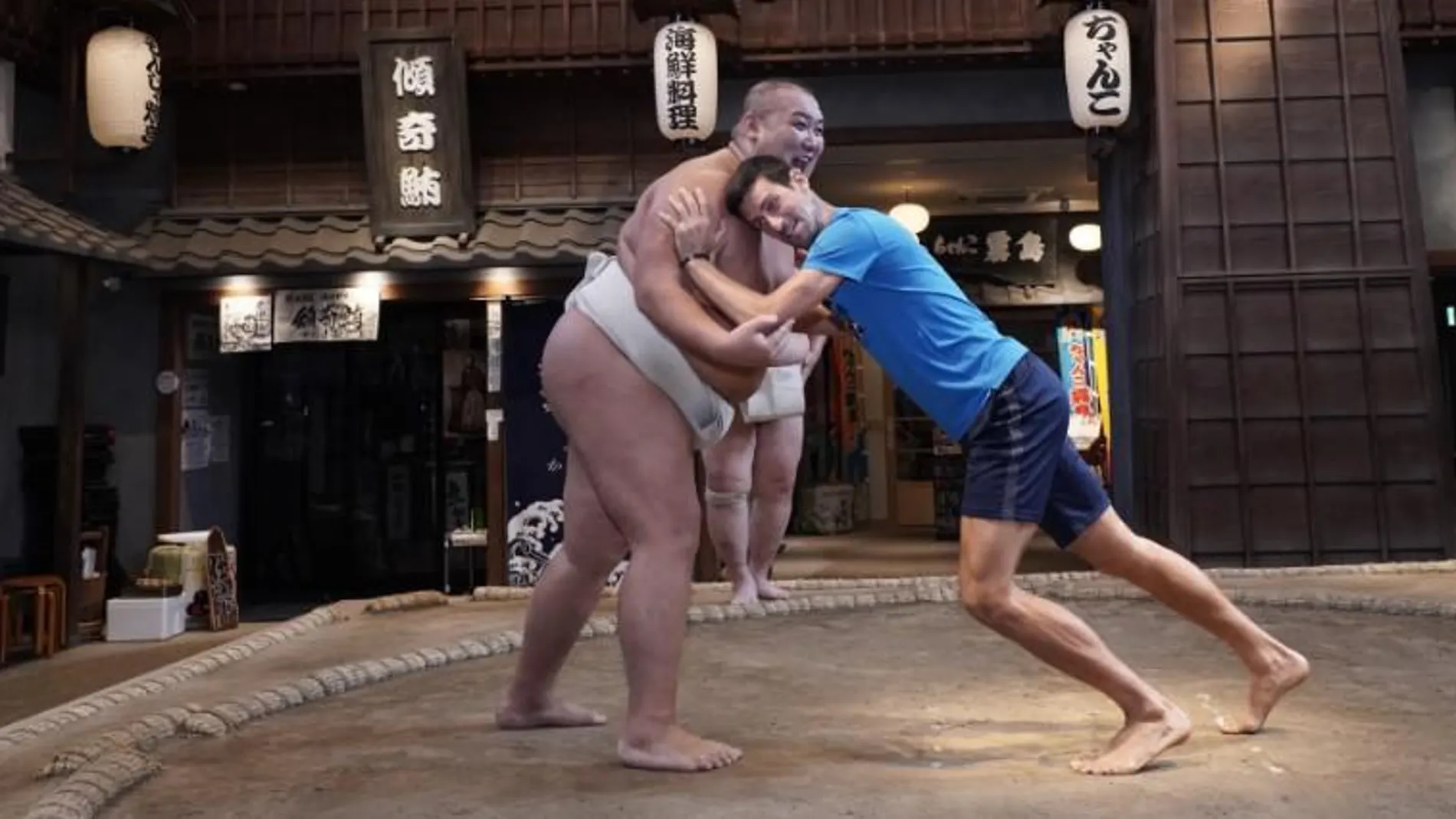 Djokovic se divirtió en una exhibición de sumo