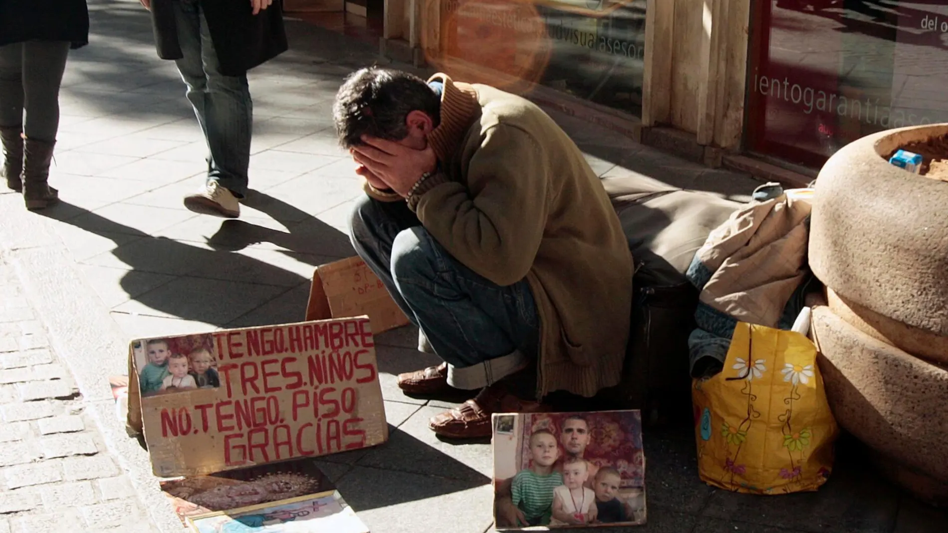 Un hombre pide limosna en una calle del centro de Sevilla / Foto: Manuel Olmedo