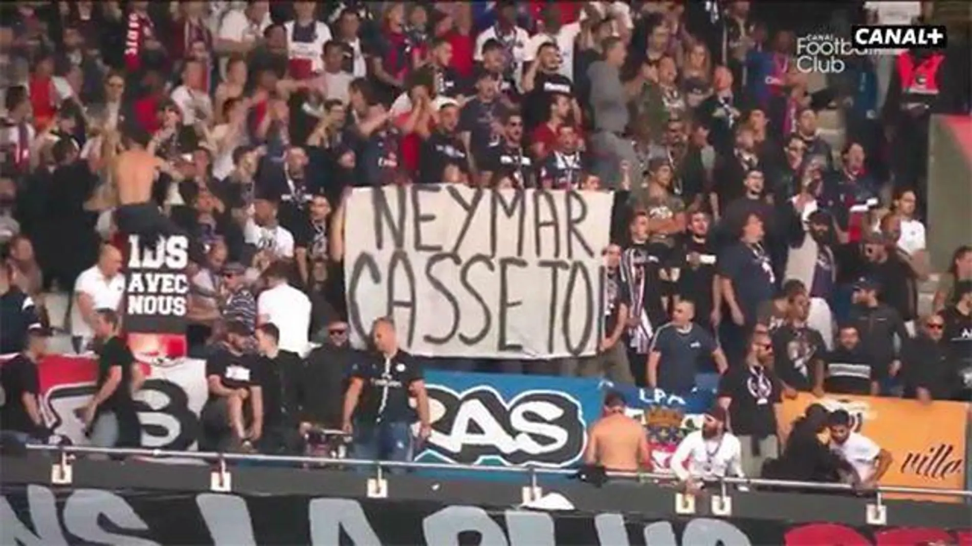 La afición del PSG, contra Neymar
