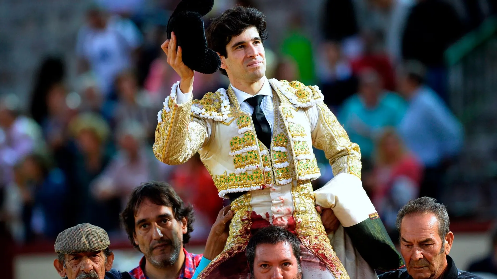 El diestro López Simón sale a hombros tras cortar dos orejas en la cuarta corrida de la Feria de la Virgen de San Lorenzo. Foto: EFE/Nacho Gallego