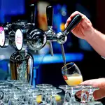 Un camarero sirve una cerveza en un bar