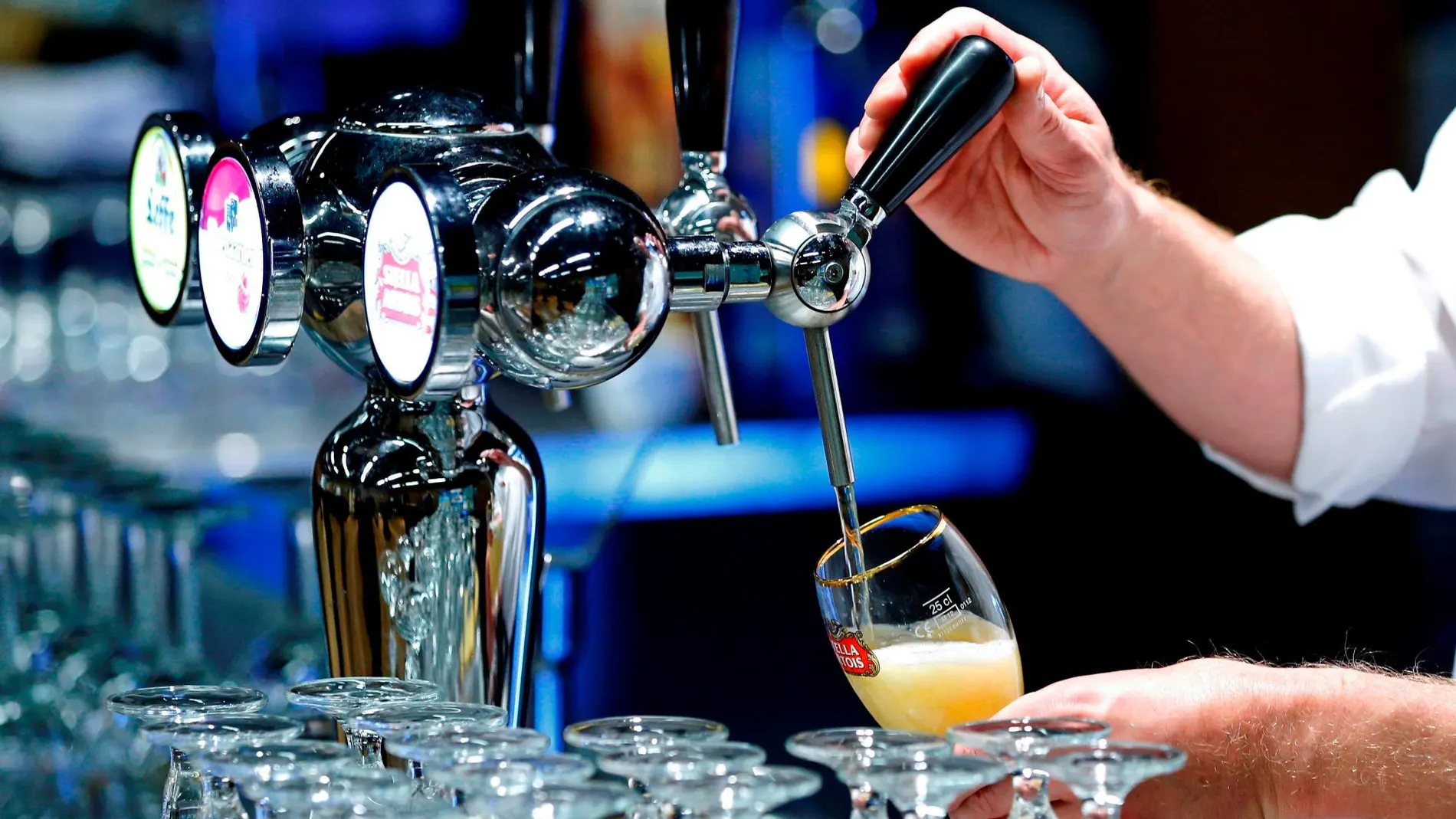 Un camarero sirve una cerveza en un bar